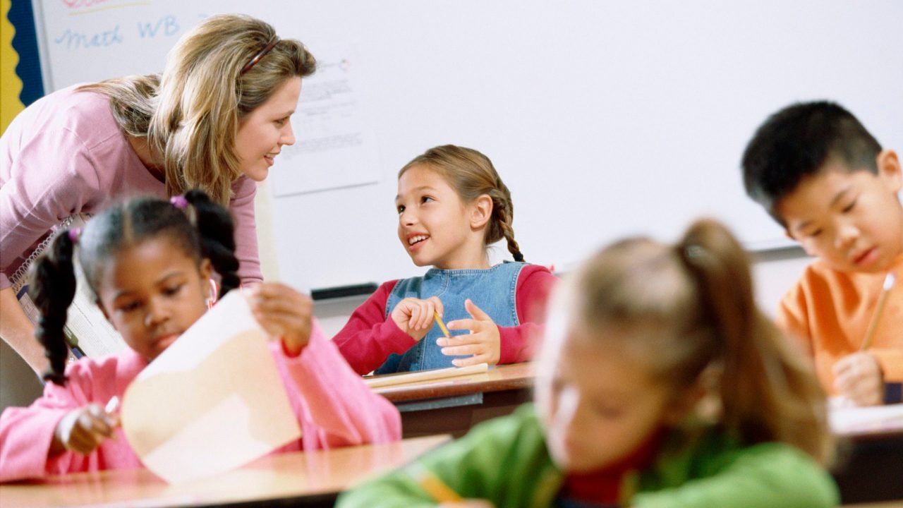 teacher clearing student's doubt