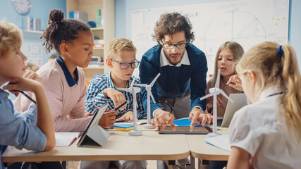 Teacher teaching students in a different way